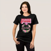 2026年度卒業生 彼女はやり遂げた ピンクの花の卒業 トライブレンドTシャツ (正面全面)