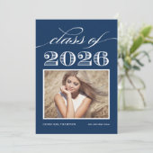 2026年度 ネイビーブルー ヴィンテージ フォト 卒業 招待状 (スタンド正面)