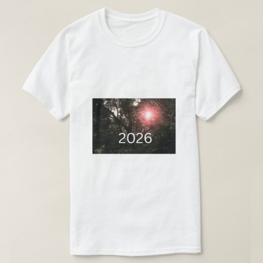 2026年日の出の森 - 自然の夜明けイラスト Tシャツ (デザイン正面)