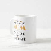 2026年誇りを持った卒業シニアクラスのママ コーヒーマグカップ (正面左)