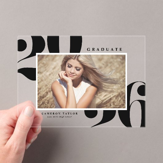 2026 ブラック 卒業 記念写真 太字 タイポグラフィー 卒業式 アクリル招待状 (インサイチュ (ポータブル))