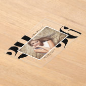 2026 ブラック 卒業 記念写真 太字 タイポグラフィー 卒業式 アクリル招待状 (レイダウン)