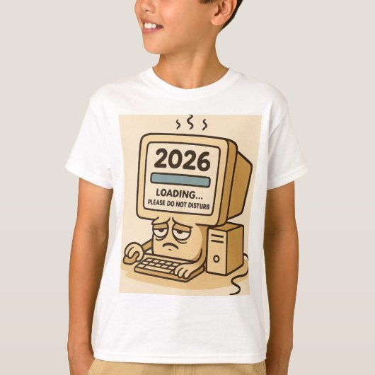 “2026 読み込み中… システムが疲れすぎ” Tシャツ (正面)