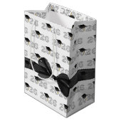 2026 Congrats Grad Word Cloud with Bow ミディアムペーパーバッグ (裏面アングル)