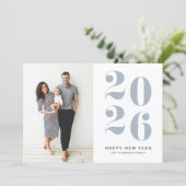 2026 Dusty Blue Bold Typography New Year Photo シーズンカード (スタンド正面)