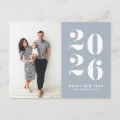 2026 Dusty Blue Bold Typography New Year Photo シーズンポストカード (正面)