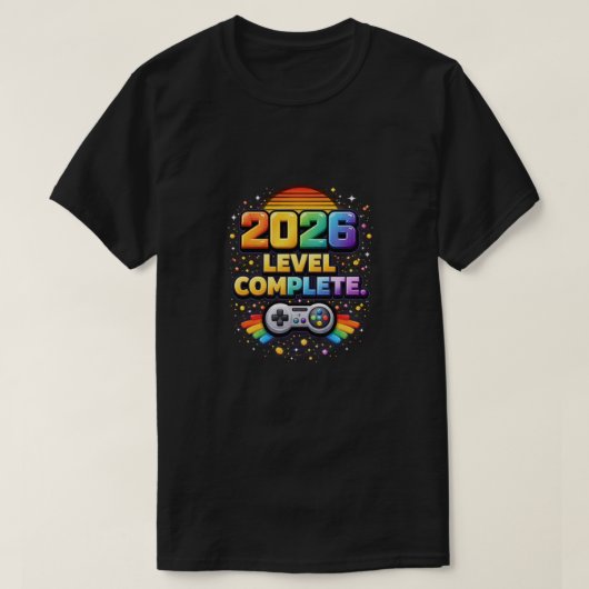 2026: Level Complete | Retro Gaming Evolution Tシャツ (デザイン正面)