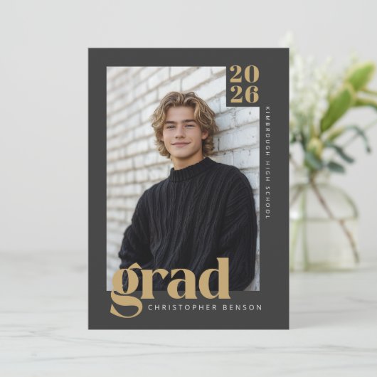 2026 Modern Charcoal Gold Graduation Party 招待状 (スタンド正面)