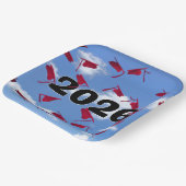 2026 Red Graduation Caps in Sky   ペーパープレート (傾斜あり)