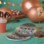 2027 Odometer New Years Party ペーパープレート<br><div class="desc">* HAPPY NEW YEAR 2027! * Fun party hats and confetti to celebrate the New Year. * Several sizes to choose from, round or square plate options. * You can personalize by changing the size of the design. * Change the text message (choose font style, color, size and placement of...</div>