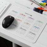 2028年通年カレンダーパステル手書きスクリプト マウスパッド<br><div class="desc">2028年のインスパイアカレンダーのマウスパッドを使用して整理整頓を維持。毎月はソフトなパステルトーンで美しくハイライトされ、スクリプトスタイルの手書きフォントで表示さエレガントれ、作業スペースに洗練されたtouchが追加される。このマウスパッドは、作業中の迅速な日付参照に最適で、機能とスタイルを組み合わせる。シックで実用的なデスクアクセサリを愛するプロフェッショナル、学生、または誰にとっても理想的なギフト！</div>