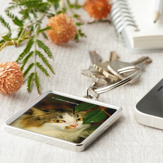 202.お洒落猫と椿の葉 キーホルダー (側面)