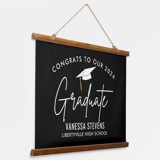 202xのGraduate Blackおめでとう 吊り下げ型タペストリー (傾斜あり)