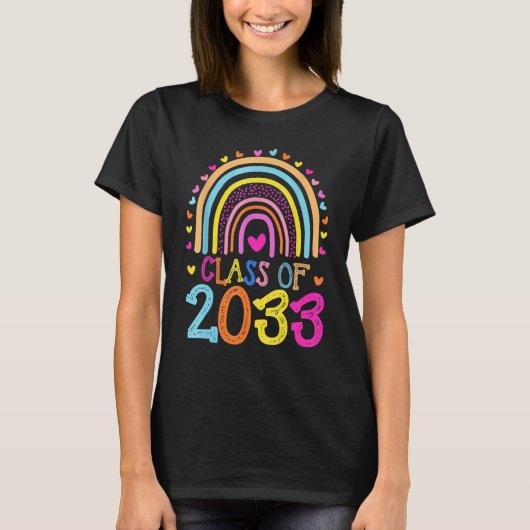 2033年のクラス卒業の日に虹が成長 Tシャツ (正面)