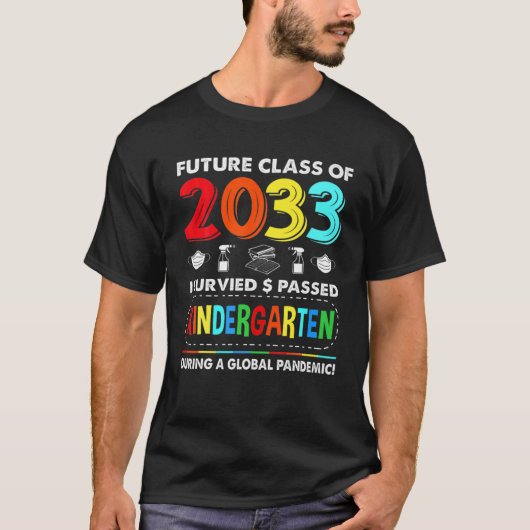 2033年の未来クラス幼稚園チームギフトバックT Tシャツ (正面)
