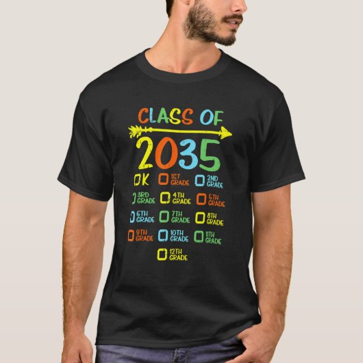 2035年の幼稚園クラスSchool Cheの初日 Tシャツ (正面)