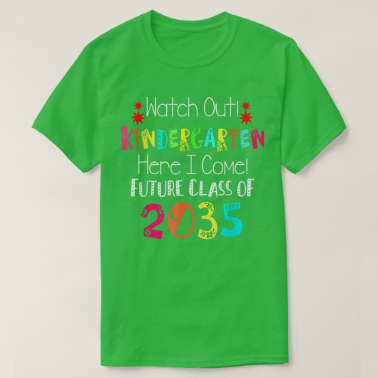 2035年の未来クラス幼稚園に注目 Tシャツ (デザイン正面)