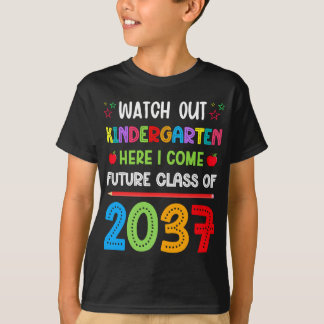 2037年のクラス来で幼稚園を見る Tシャツ