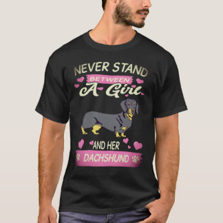 20 女の子とダックスフンドの間に入るな Tシャツ