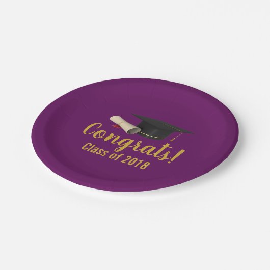 20XXのパープルクラスの卒業式キャップと卒業証書 ペーパープレート (アングル)