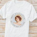 20XX年誇りを持った卒業の写真モダンより Tシャツ<br><div class="desc">セリフシンプルデザインで構成され、クラシックタイポグラフィを追加したカスタム。</div>