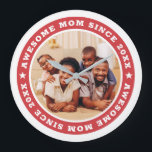 20XX素晴らし以降のMomのモダンシンプル写真 ラージ壁時計<br><div class="desc">このシンプルデザインはモダン、セリフタイポグラフィで構成され、写真を追加カスタムする。20XX以素晴らし降お母さん、お母さん、ママ、お母さん、お母さんの写真を丸くまわす。これは彼女の誕生日、母の日、クリスマスなどにあなたの母のための完璧な贈り物である。</div>