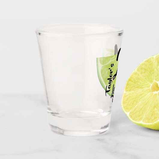 21およびライムの法的パーソナライズされたな ショットグラス (左)