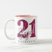 21および法律 |おもしろいピンクフェイクグリッター21歳の誕生日 ツートーンマグカップ (左)