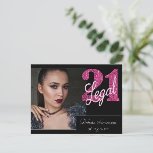 21および法律 |おもしろいピンクフェイクグリッター21歳の誕生日 ポストカード (スタンド正面)