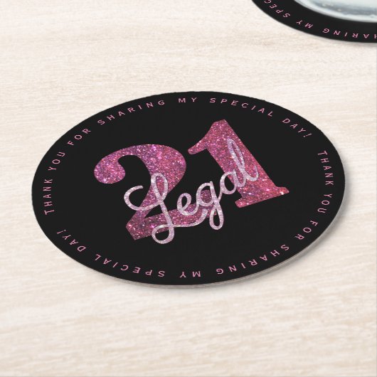 21および法律 |おもしろいピンクフェイクグリッター21歳の誕生日 ラウンドペーパーコースター (アングル)