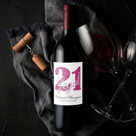 21および法律 |おもしろいピンクフェイクグリッター21歳の誕生日 ワインラベル