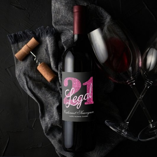 21および法律 |おもしろいピンクフェイクグリッター21歳の誕生日 ワインラベル