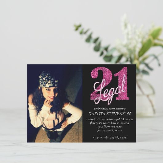 21および法律 |おもしろいピンクフェイクグリッター21歳の誕生日 招待状 (スタンド正面)