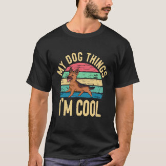 21のことで犬は私をクールだと思ってる ジャーマンシェパード Tシャツ