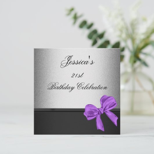 21エレガント歳誕生日黒のシルバーパープルボウ 招待状 (スタンド正面)
