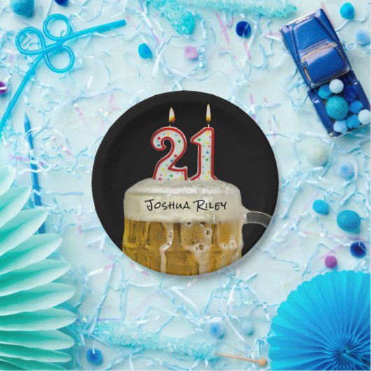 21歳の誕生日ケーキのろうそくがついたビール ペーパープレート (パーティー)