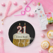 21歳の誕生日ケーキのろうそくがついたビール ペーパープレート (パーティー)