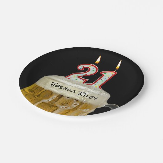 21歳の誕生日ケーキのろうそくがついたビール ペーパープレート (アングル)