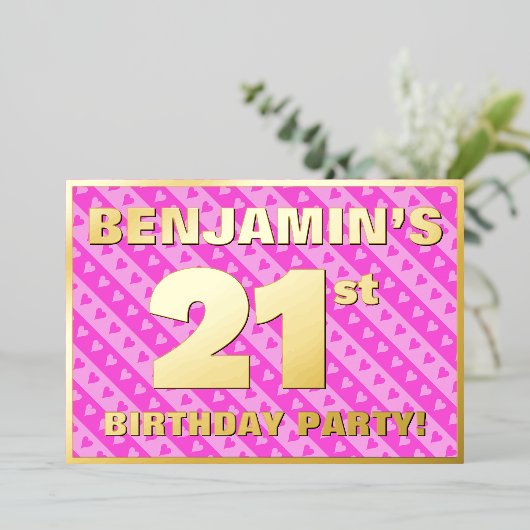 21歳の誕生日パーティー—おもしろいピンクのハートとストライプ 箔招待状 (立ち正面)