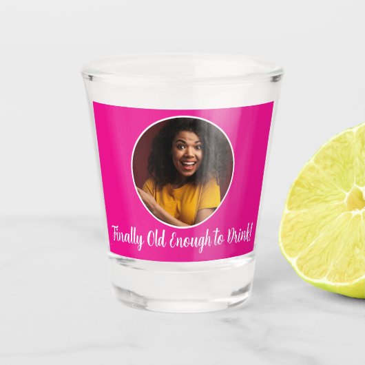 21歳の誕生日フォトフレームは飲み物に十分な古い ショットグラス (正面)