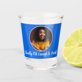 21歳の誕生日フォトフレームは飲み物に十分な古い ショットグラス