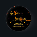 21歳の誕生日ブラック金ゴールド名hello twentyone 缶バッジ<br><div class="desc">シックなトレンディーブラックのバックフェイクバックと金ゴールドの文字とトレンディーの手で書かれたスタイルのスクリプ書ト：hello twentyone.黄金の点を装飾として。テンプレートの名前と日付、黄金の文字。まエレガントた、21歳の誕生日パーティーの場合は、お気に入りとして使用するか、またはゲストの日付リマインダーを保存する。</div>