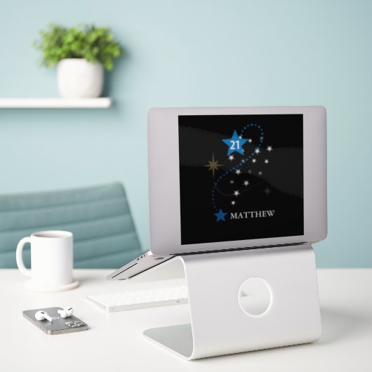 21歳の誕生日ブルーとブラックパーソナライズされた シール (デスク上のノートパソコン)