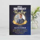21歳の誕生日招待状 メンズ バッジ フォト ゴールド 招待状 (スタンド正面)