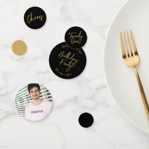 21歳の金ゴールドと黒モダンの21歳の誕生日パーティー コンフェッティ