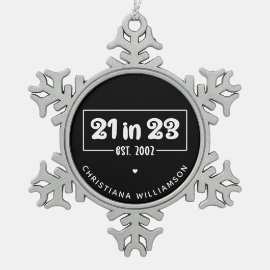 21歳カスタムの誕生日プレゼント21 in 23 Est 2002 スノーフレークピューターオーナメント (正面)