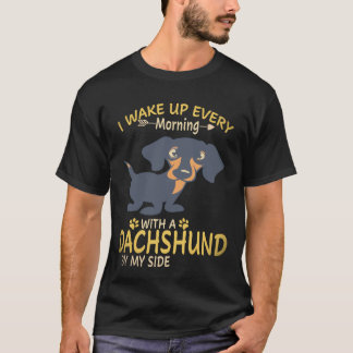 21 私のそばには毎朝ダックスフントがいます Tシャツ