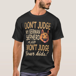 21 私のジャーマンシェパードを判断しないで Tシャツ