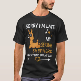 21 遅れてすみません ドイツ牧羊犬が膝の上に乗ってた Tシャツ
