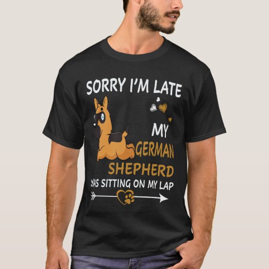21 遅れてすみません ドイツ牧羊犬が膝の上に乗ってた Tシャツ (正面)